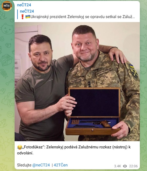 Zelenskyj podává Zalužnému rozkaz (nástroj) k odvolání.