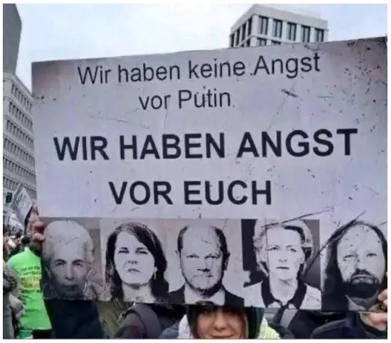 V Německu válečného štváče Sholze odvážná studentka vystavila před sebou plakát… "Wir haben kein Angst vor Putin, WIR HABEN ANGST VOR EUCH" …"My se Putina nebojíme, MY SE BOJÍME VÁS"